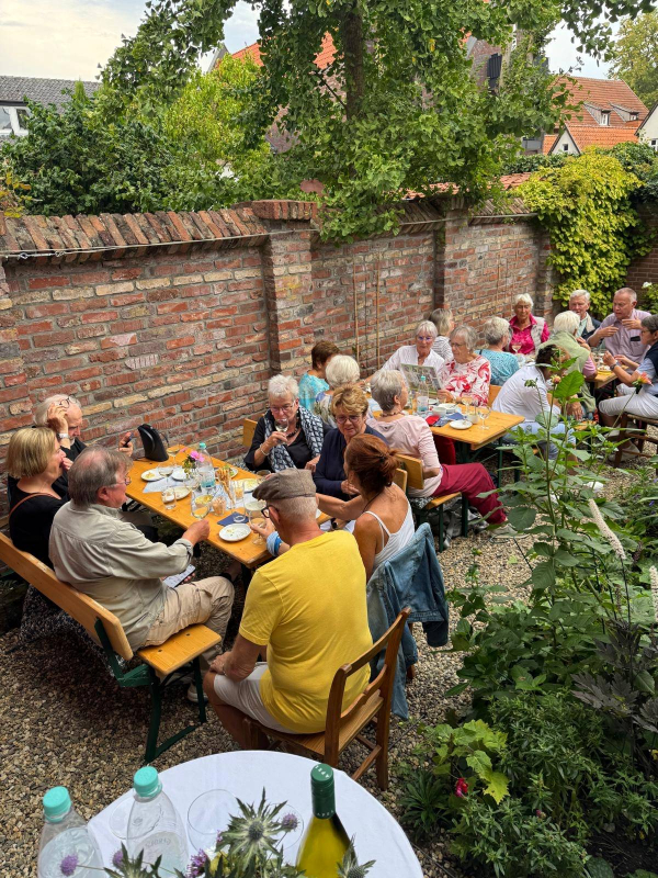 Beste Stimmung bei einem k&uuml;hlen Glas Wein